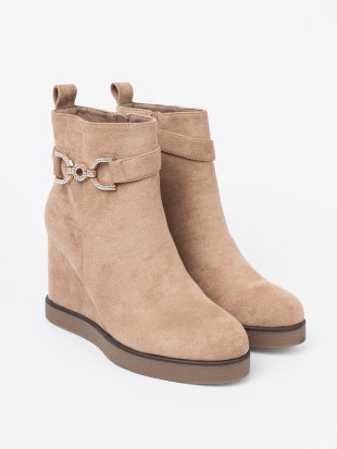 Beige čizmice na punoj peti s dekorativnom kopčom
