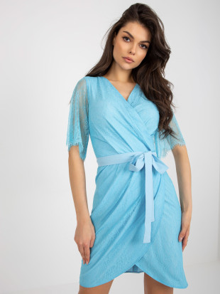 Abito da cocktail blu chiaro in pizzo con cintura