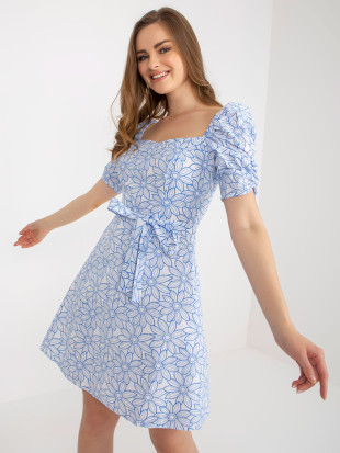 Abito estivo bianco-blu con maniche corte