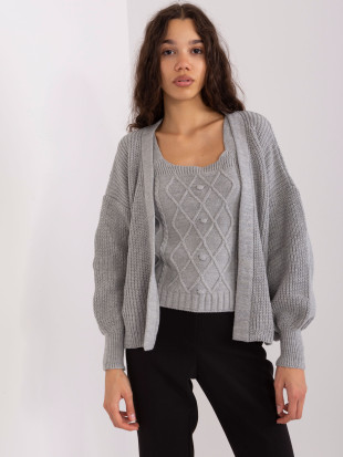Completo grigio lavorato a maglia con lana