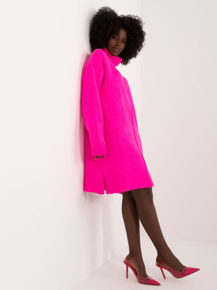 Abito rosa fluorescente alla moda