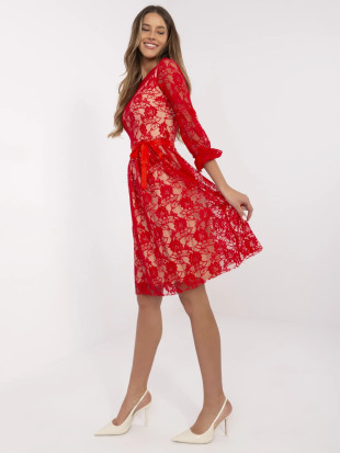 Elegante vestito midi rosso con maniche 3/4