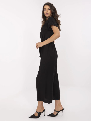 Elegante tuta nera con maniche corte