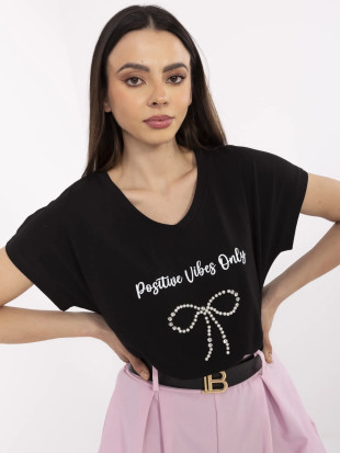 T-shirt nera elegante con applicazione
