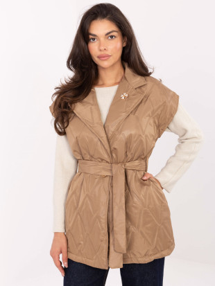 Elegante gilet trapuntato marrone con cintura e spilla