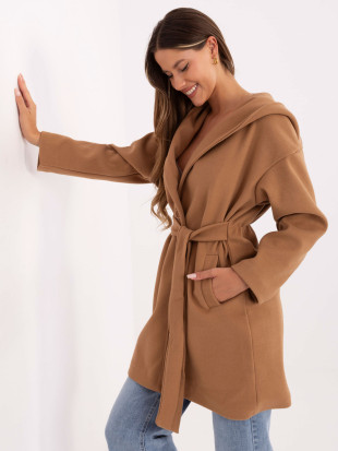 Elegante cappotto primaverile con cappuccio color cammello