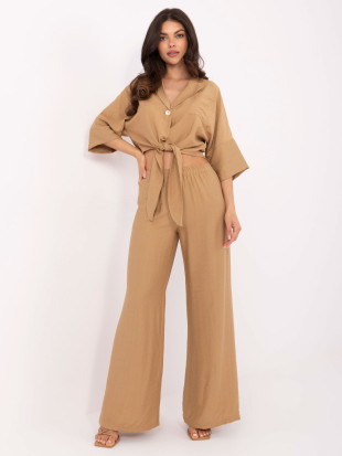 Elegantni komplet u camel boji