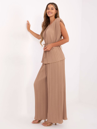 Completo elegante color camel