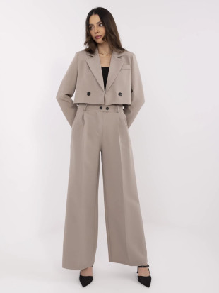 Completo donna beige con blazer a maniche lunghe e pantaloni ampi
