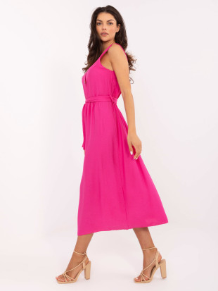 Abito rosa svasato con cintura