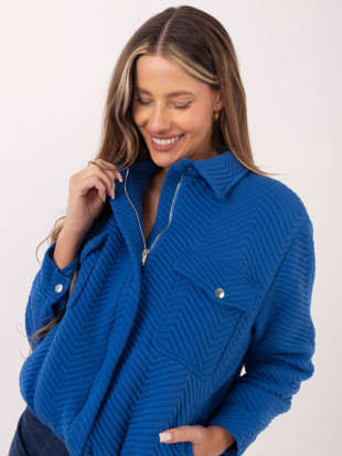 Stilizirana prijelazna jakna u tamnoplavoj boji